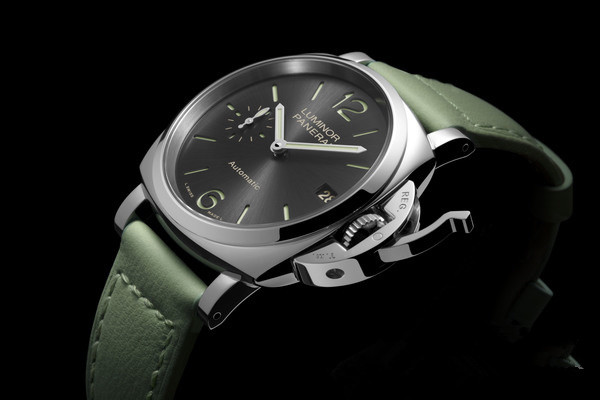 Panerai replica watches with black dials are exquisite for men.