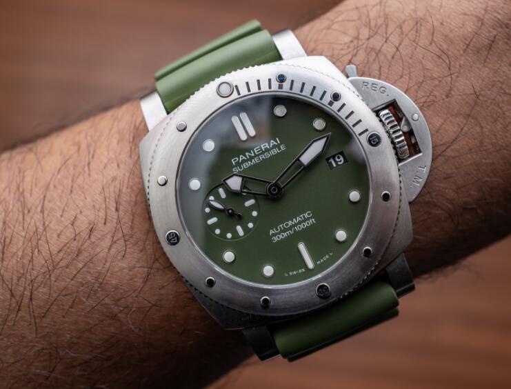 Best-selling replication watches are dynamic with green color.