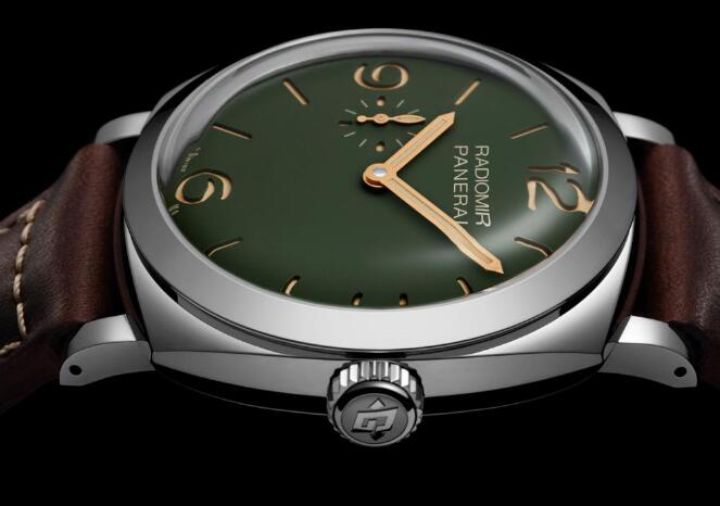 The military green dial endows the timepiece with a strong and durable taste.
