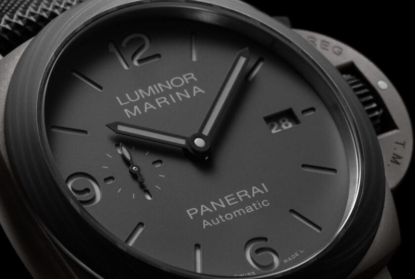 The watch adopts two different innovative material.