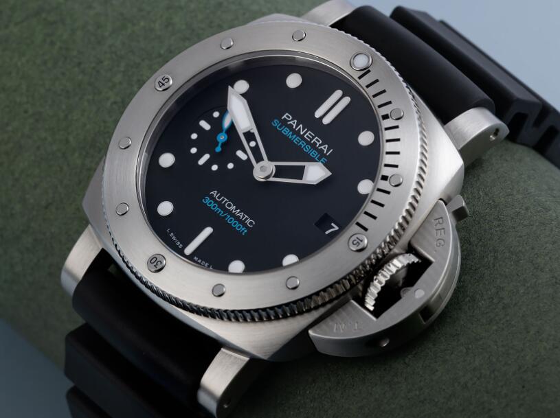 Online replica watches are modern with black color.